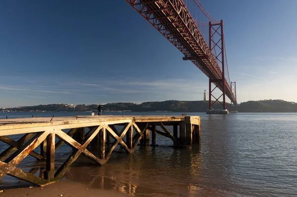 ポルトガル リスボン市のテージョ川に架かる4月25日の橋 ポンデ25デ アブリル の眺め — ストック写真