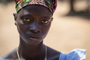 Gabu Bölgesi, Gine-Bissau Cumhuriyeti - 7 Şubat 2018: Gabu Bölgesi Mandina Mandinga köyünde bir kadının portresi, Gine Bissau
