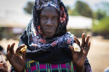 Gabu Bölgesi, Gine-Bissau Cumhuriyeti - 7 Şubat 2018: Gabu Bölgesi Mandina Mandinga köyünde bir kadının portresi, Gine Bissau