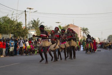 Bissau, Gine Cumhuriyeti - 12 Şubat 2018: kız Bisssau şehir içinde karnaval kutlamaları sırasında performans grubu.