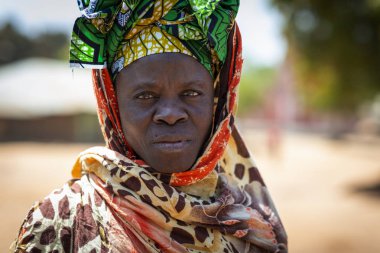 Gabu Bölgesi, Gine-Bissau Cumhuriyeti - 7 Şubat 2018: Gabu Bölgesi Mandina Mandinga köyünde bir kadının portresi, Gine Bissau