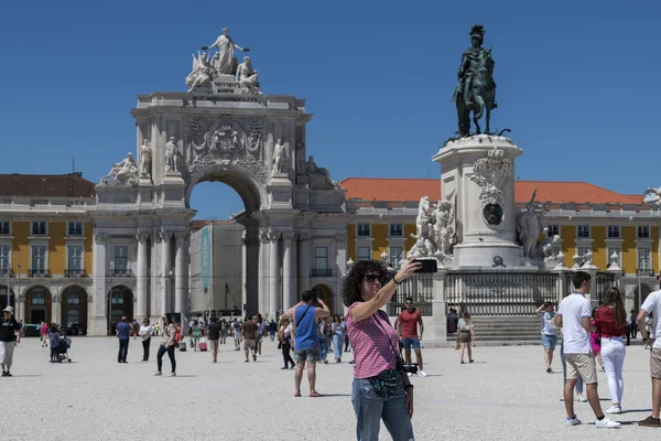 Lisboa Portugal Mayo 2019 Turista Tomando Selfie Plaza Del Comercio — Foto de Stock
