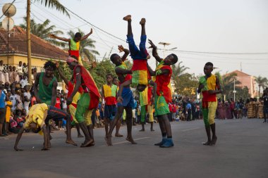 Bissau, Gine Cumhuriyeti - 12 Şubat 2018: Bisssau şehir içinde karnaval kutlamaları sırasında performans erkek grup.