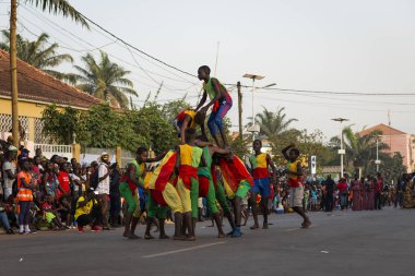 Bissau, Gine Cumhuriyeti - 12 Şubat 2018: Bisssau şehir içinde karnaval kutlamaları sırasında performans erkek grup.