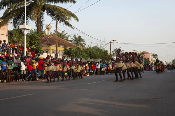 几内亚比绍比绍 2018年2月12日 在比索市狂欢节庆祝活动期间表演的女孩小组 — 图库照片