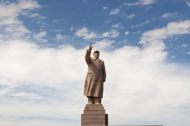 Kaşgar, Sincan, Çin - 14 Ağustos 2012: Kaşgar şehrinde Mao Zedungin heykeli, Sincan, Çin