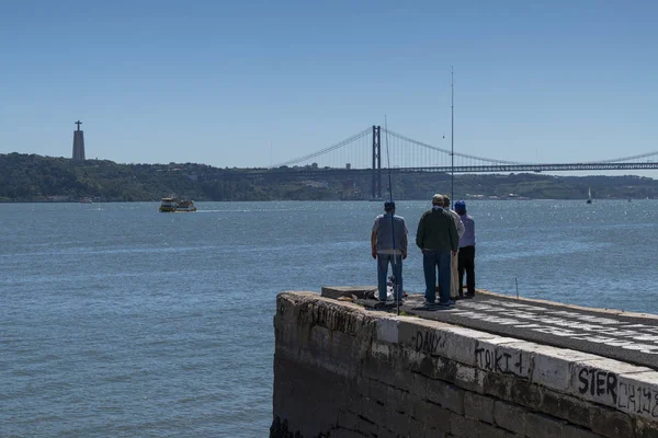 Lisbon Portugal Mai 2019 Männer Beim Fischen Tagus Der Stadt — Stockfoto