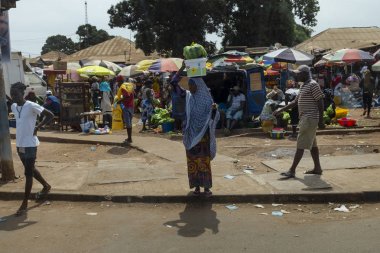 Bissau, Gine-Bissau Cumhuriyeti-8 Şubat 2018: Bandim pazarında insanlarla Bissau kentinde sokak sahnesi, Gine-Bissau, Batı Afrika
