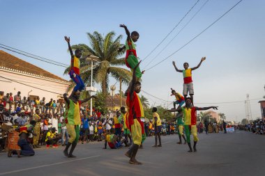 Bissau, Gine Cumhuriyeti - 12 Şubat 2018: Bisssau şehir içinde karnaval kutlamaları sırasında performans erkek grup.