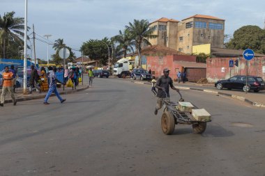 Bissau, Gine-Bissau Cumhuriyeti - 8 Şubat 2018: Gine-Bissau, Batı Afrika'da Bandim Pazarı yakınlarında bir sokaktan geçen insanların yer olduğu Bissau şehrinde sokak sahnesi