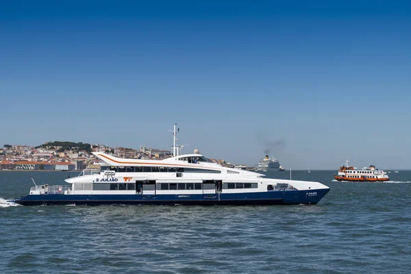 Lisbonne Portugal Juin 2019 Bateaux Traversant Tage Rio Tejo Avec — Photo