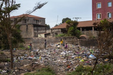 Bissau, Gine-Bissau Cumhuriyeti - 8 Şubat 2018: Gine-Bissau, Batı Afrika'daki Bissau kentindeki bir çöplükte çöp toplayan bir grup çocuk