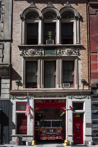 New York City, Abd - 7 Haziran 2010: Motor 14 İtfaiye İstasyonu'nun ön cephesi garajda bir itfaiye kamyonu ile, New York'ta.
