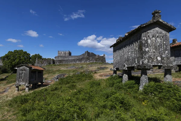 Vista Los Graneros Espigueiros Castillo Medieval Histórico Pueblo Lindoso Portugal —  Fotos de Stock