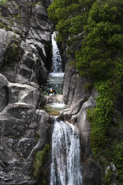 Man Canyoning Vid Arado Vattenfall Cascata Arado Peneda Geres National — Stockfoto