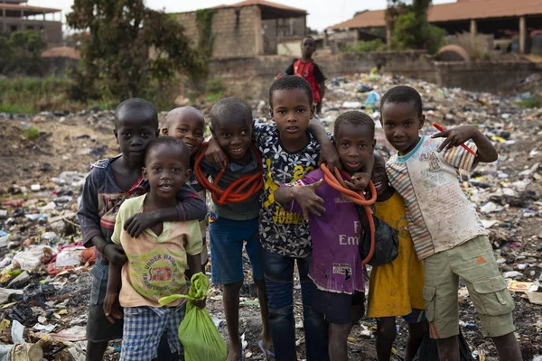 ギニアビサウ共和国ビサウ 2018年2月8日 西アフリカのギニアビサウにあるビサウ市の埋立地の子どもたちのグループ — ストック写真