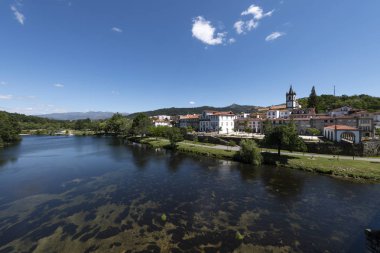 Lima Nehri ile Portekiz Minho Bölgesinde Ponte da Barca geleneksel köy görünümü