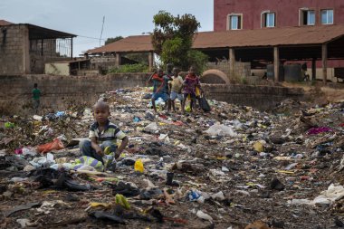 Bissau, Gine-Bissau Cumhuriyeti - 8 Şubat 2018: Gine-Bissau, Batı Afrika'daki Bissau kentindeki bir çöplükte çöp toplayan çocuklar