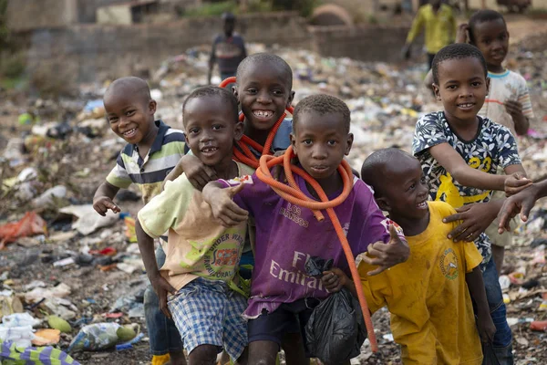 ギニアビサウ共和国ビサウ 2018年2月8日 西アフリカのギニアビサウにあるビサウ市の埋立地の子どもたちのグループ — ストック写真