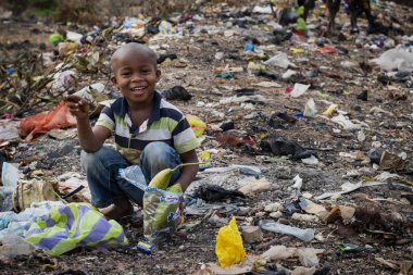 Bissau, Gine-Bissau Cumhuriyeti - 8 Şubat 2018: Gine-Bissau, Batı Afrika'da Bissau kentindeki bir çöplükte çöp toplayan afrikalı genç çocuk
