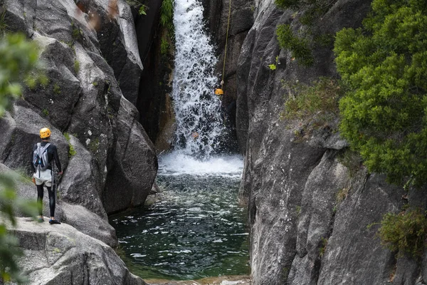 Cascata Arado Vilar Veiga Portugal Juni 2019 Ein Mann Seilt — Stockfoto