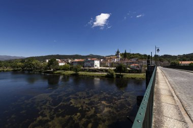Lima Nehri ile Portekiz Minho Bölgesinde Ponte da Barca geleneksel köy görünümü.