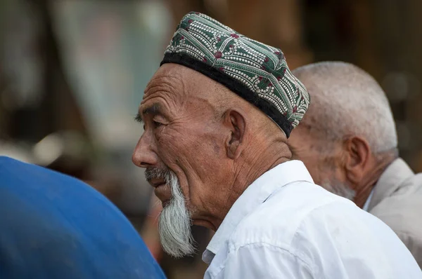 中国新疆喀什 2012年8月14日 中国新疆喀什市一个街市一名维吾尔族男子的肖像 — 图库照片
