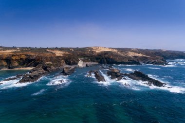 Alentejo, Portekiz'de Almograve plajı yakınlarındaki Lapa das Pombas balıkçı limanının manzara hava görünümü; Portekiz'de seyahat konsepti 