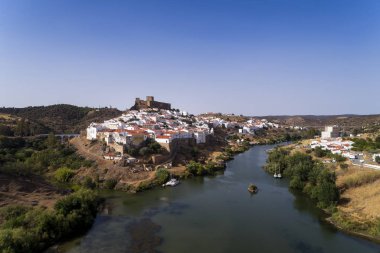 Alentejo, Portekiz'deki güzel Mertola köyünün havadan görünümü; Portekiz ve Portekiz tarihi köylerde seyahat konsepti.