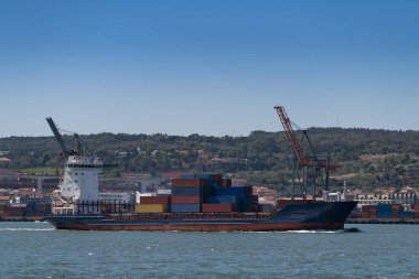 Lizbon, Portekiz kentinde limana giren bir konteyner gemisi; Ulaşım ve küresel ekonomi konsepti
