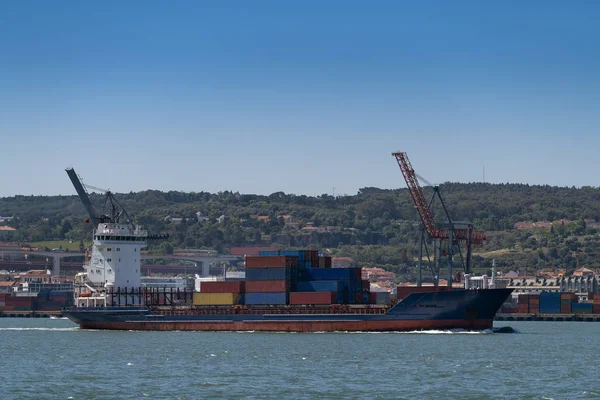Statek Kontenerowy Wchodzenia Portu Mieście Lizbona Portugalia Koncepcja Transportu Gospodarki — Zdjęcie stockowe