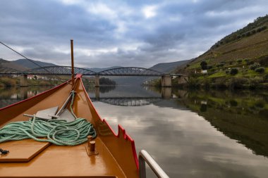 Portekiz'de teraslı üzüm bağları ve Douro Nehri ve Douro Vadisi ile Pinhao köyünün manzara görünümü; Portekiz ve Portekiz'de en güzel yerlerde seyahat için Kavram