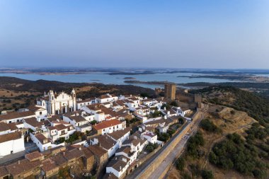 Alentejo, Portekiz'deki güzel tarihi Monsaraz köyünün havadan görünümü; Portekiz'de seyahat konsepti 