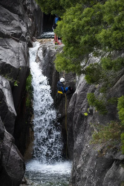 Ein Mann Seilt Den Arado Wasserfall Cascata Arado Peneda Geres — Stockfoto