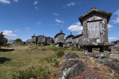 Portekiz'in tarihi Lindoso köyünde ki tahıl ambarlarının (espigueiros) görünümü.
