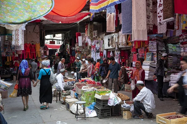 Kashgar Xinjiang China Augustus 2012 Mensen Een Straatmarkt Stad Kashgar — Stockfoto
