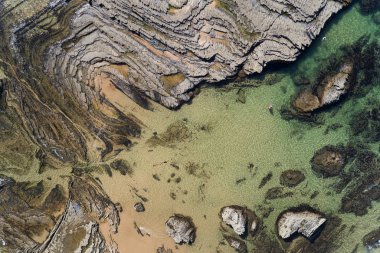 Aljezur, Algarve'deki Carreagem Plajı'ndaki kaya oluşumlarının havadan görünümü; 