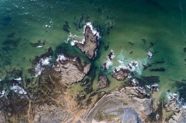 Aljezur, Algarve'deki Carreagem Plajı'ndaki kaya oluşumlarının havadan görünümü; 