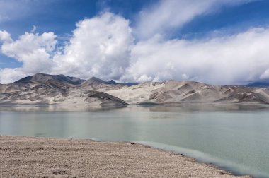 Arka planda dağlar ile Karakoram Karayolu boyunca kum tepeleri görünümü , Sincan, Çin