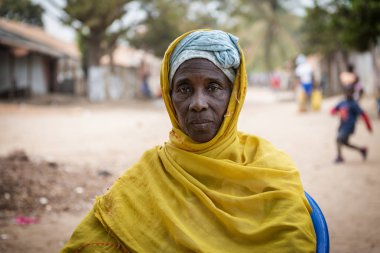 Bissau, Gine-Bissau Cumhuriyeti - 8 Şubat 2018: Gine Bissau şehrinde bir kadının portresi.