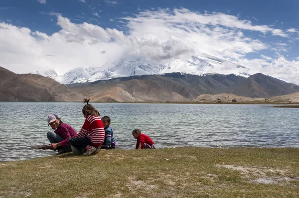 Xinjiang China Agosto 2012 Niños Jugando Orilla Del Lago Karakul — Foto de Stock