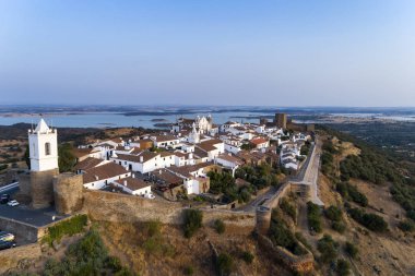Alentejo, Portekiz'deki güzel tarihi Monsaraz köyünün havadan görünümü; Portekiz'de seyahat konsepti 