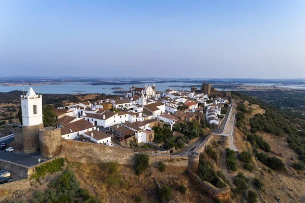 Alentejo, Portekiz'deki güzel tarihi Monsaraz köyünün havadan görünümü; Portekiz'de seyahat konsepti 