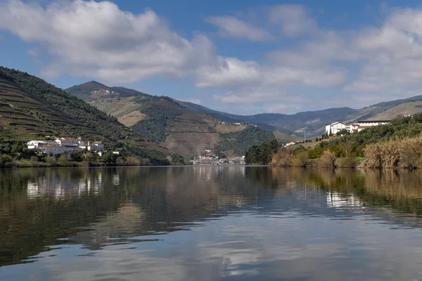 Vista Panorâmica Aldeia Pinhao Com Vinhas Terraços Rio Douro Vale — Fotografia de Stock