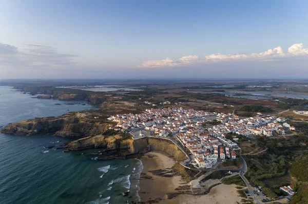 Vista Aérea Del Pueblo Zambujeira Mar Playa Atardecer Alentejo Portugal — Foto de Stock