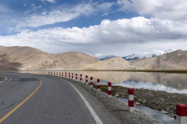 Arka planda dağlar ile Karakoram Karayolu boyunca Karakul Gölü görünümü , Sincan, Çin