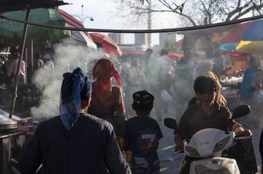 Kashgar, Xinjiang, Çin - 16 Ağustos 2012: Çin 'in Xinjiang kentindeki Kaşgar kentindeki bir sokak pazarındaki insanlar