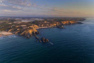 Zambujeira de güzel Alteirinhos Plajı havadan görünümü Mar, Alentejo, gün batımında yapmak