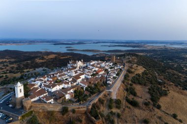 Alentejo, Portekiz'deki güzel tarihi Monsaraz köyünün havadan görünümü; Portekiz'de seyahat konsepti 