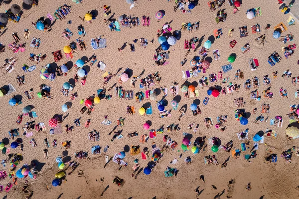 Estoril Portugal Augusti 2018 Flygfoto Över Fullsatt Strand Sommardag Estoril — Stockfoto